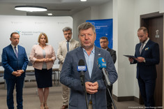 Na pierwszym planie rektor prof. Piotr Koszelnik, 