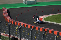 Bolid PMT-03 na torze wyścigowym,