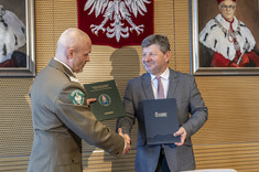 Od lewej: gen. bryg. T. Zybiński, prof. P. Koszelnik,