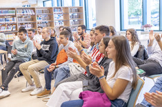 Studenci kibicują osobom czytajacym Lema,